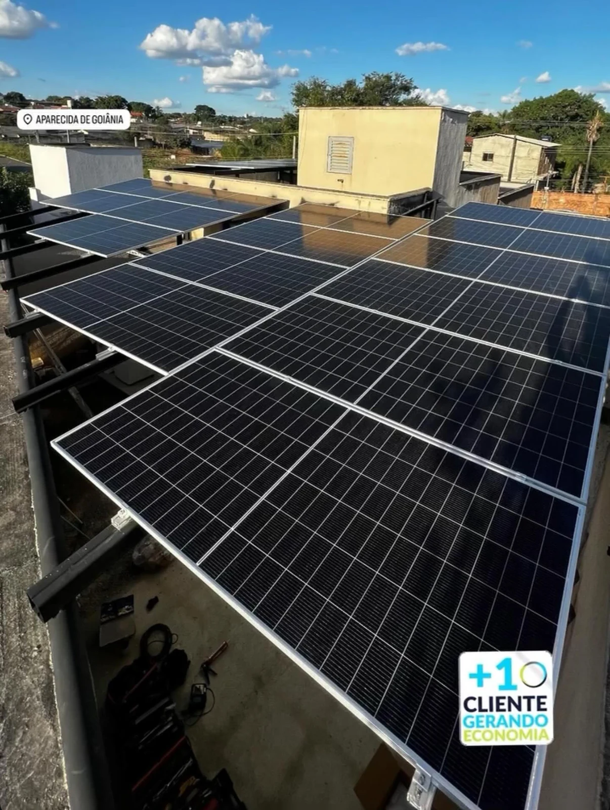 Telhado com instalação fotovoltaica em publicação da Inove