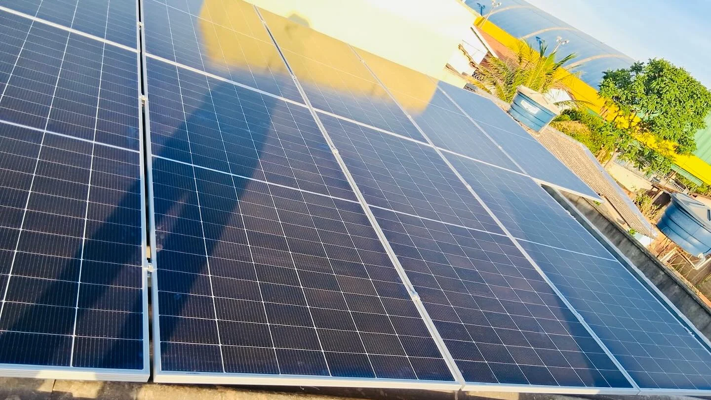 Módulos fotovoltaicos sobre telhado em publicação da Inove